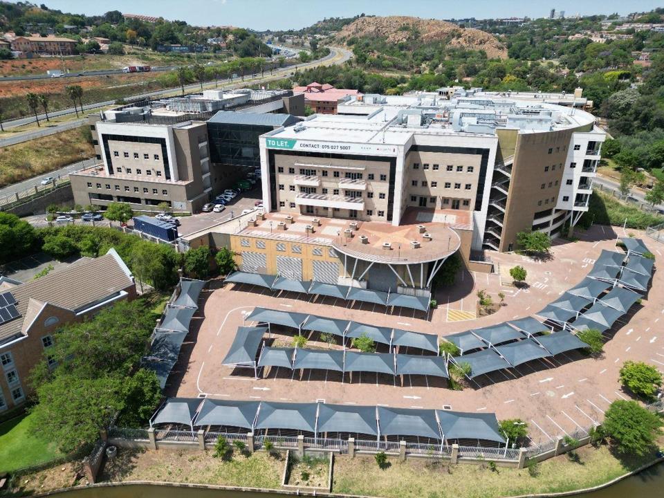 Commercial Property for Sale in Constantia Kloof, Roodepoort for R525,000,000. GAI R82.8m, Expenses R21.3m, Net Income R61.5m