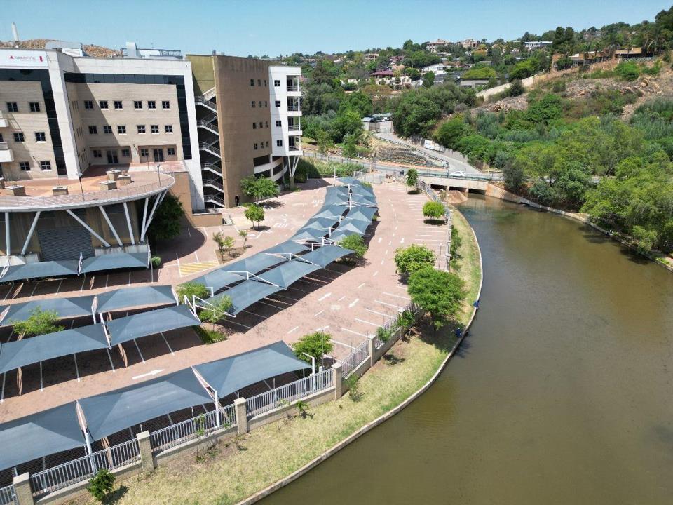 Commercial Property for Sale in Constantia Kloof, Roodepoort for R525,000,000. GAI R82.8m, Expenses R21.3m, Net Income R61.5m