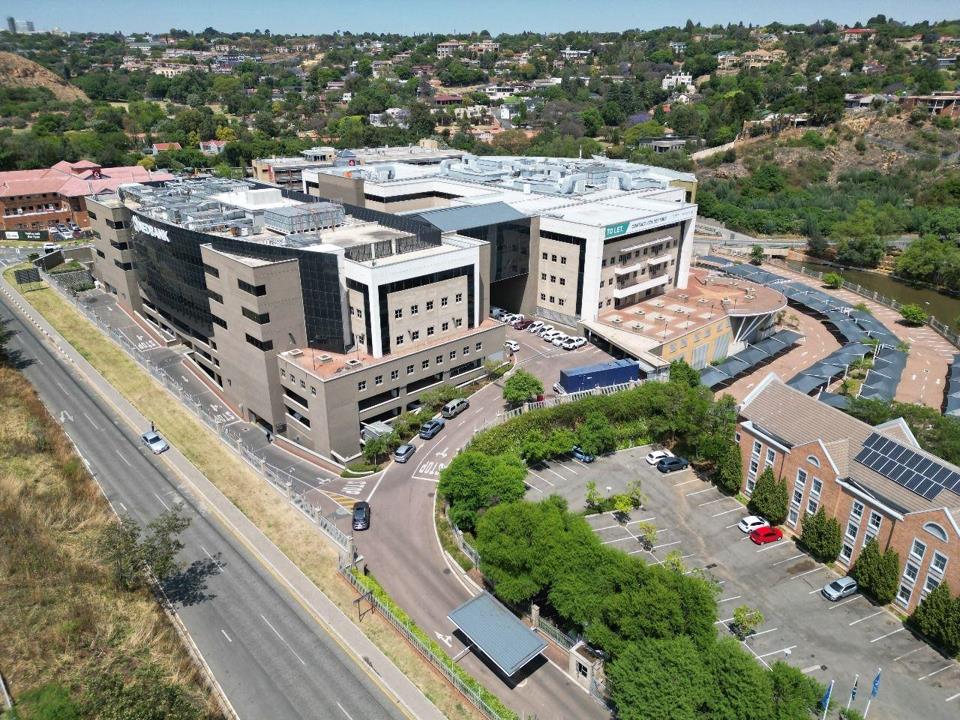 Commercial Property for Sale in Constantia Kloof, Roodepoort for R525,000,000. GAI R82.8m, Expenses R21.3m, Net Income R61.5m