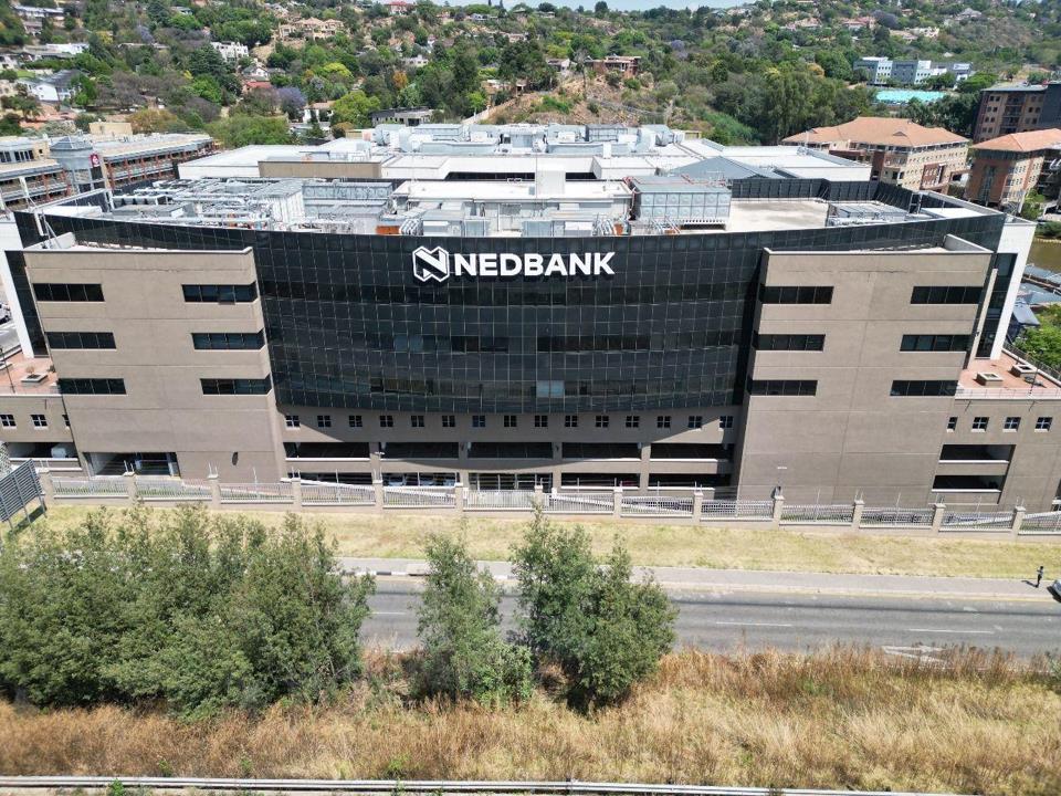 Commercial Property for Sale in Constantia Kloof, Roodepoort for R525,000,000. GAI R82.8m, Expenses R21.3m, Net Income R61.5m