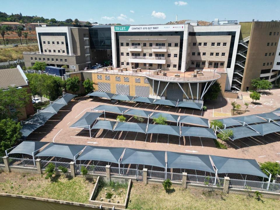 Commercial Property for Sale in Constantia Kloof, Roodepoort for R525,000,000. GAI R82.8m, Expenses R21.3m, Net Income R61.5m